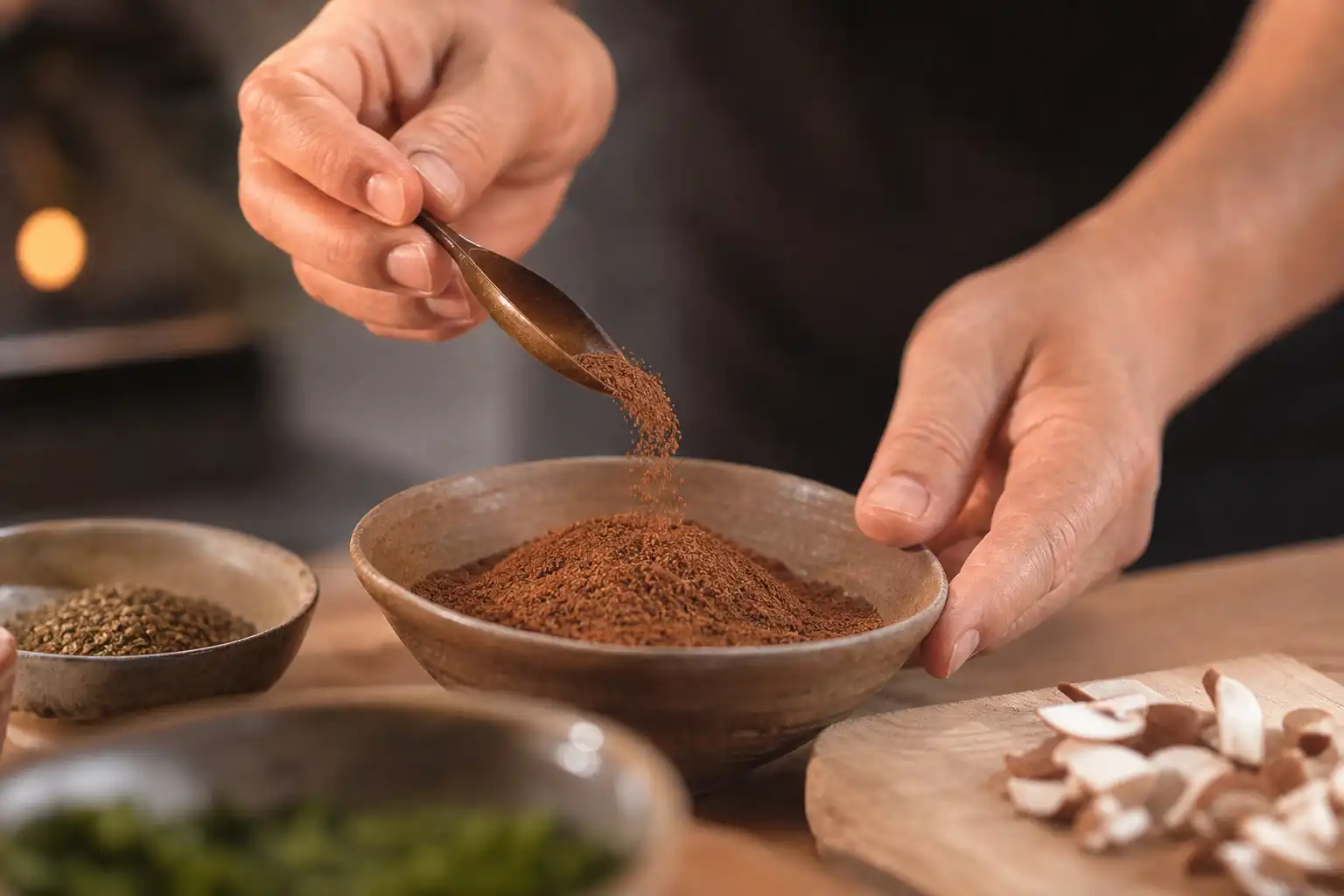 Des mains dosent quelque chose, autour de spécification pages thématiques, dans une cuisine.